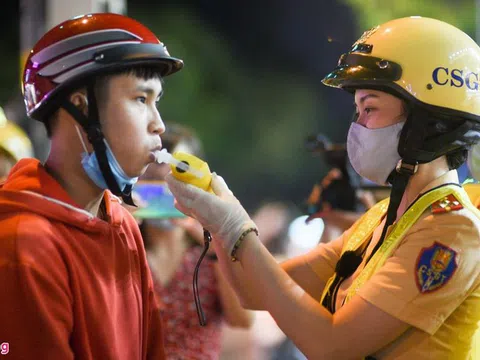 Nữ cảnh sát tuần tra đêm, đo nồng độ cồn tài xế
